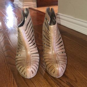 Closed toe, with slits, zip up heels